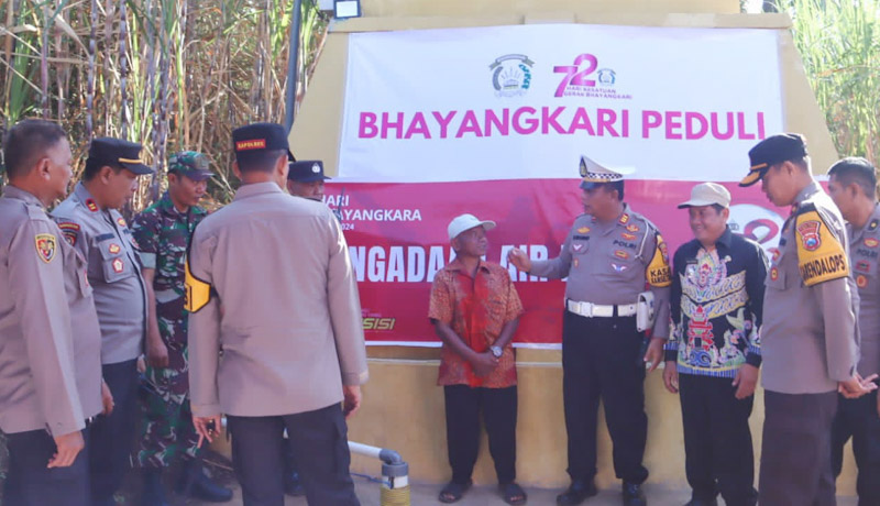 Momen Hari Bhayangkara Ke 78 Polres Lumajang Distribusikan Air Bersih