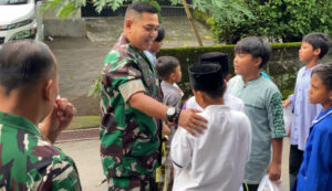 keluarga besar Yonif 403/WP berbagi Takjil ke Panti Asuhan Pondok Pesantren