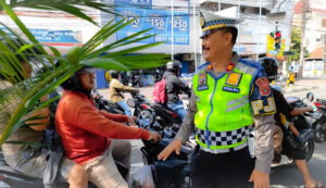 Personil Melakukan Sosialisasi Tertib Berlalulintas.