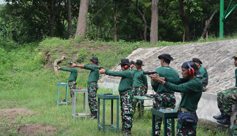 Perwira Puslatpurmar 5 Baluran Laksanakan Menembak Pistol