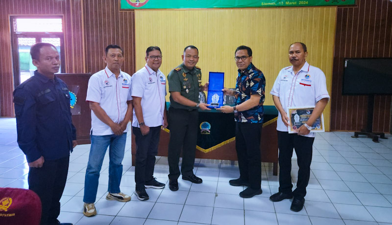 Dandim 0732 Sleman Menerima Golden Award IWOI 2024 Dari IWO Indonesia