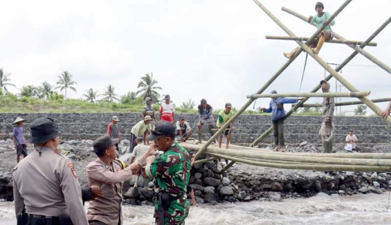 Pasca Lahar Dingin Semeru, TNI-POLRI Bersama Warga Gotong Royong Buat Jembatan Darurat