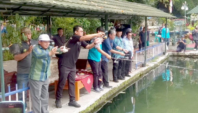 Wakil Bupati Sleman Syawalan dan Mancing Bersama Wartawan