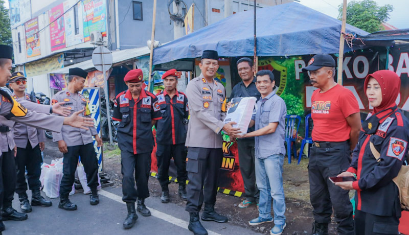 Kapolres Lumajang Berikan Bingkisan Untuk Relawan Badak Lakukan Pengamanan Arus Mudik lebaran