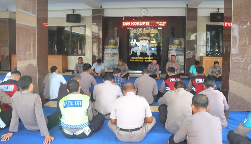 Pupuk Spiritual Anggota Polres Lumajang melalui Kegiatan Binrohtal