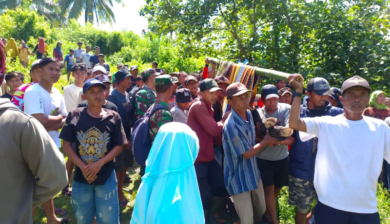 Bersama Warga, Polres Lumajang Evakuasi Pasutri Akibat Diterjang Banjir Lahar Semeru