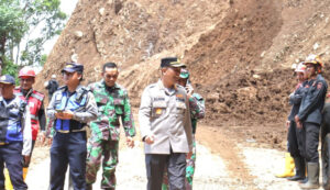 Bersama Dandim 0821 Kapolres Lumajang Cek Lokasi Longsor Jalur Piket Nol