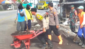 Paska Banjir Lumajang TNI-POLRI Bersihkan Gorong Gorong