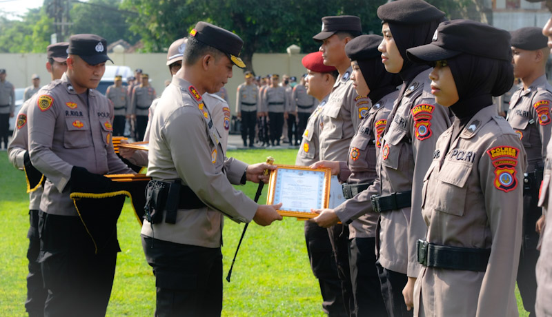 Kapolda DIY Beri Penghargaan Kepada 10 Personil POLRI Dan 3 PNS POL