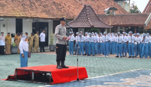 Kanit Binmas Polsek Candipuro Sampaikan Pesan Saat Upacara Bendera