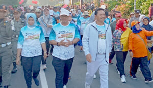 Jalan Sehat Bersama Warga Manguharjo, Wali Kota Bagikan Beragam Hadiah