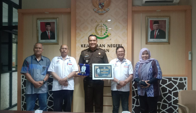 Kejari Sleman Menerima Golden Award 2024 Dari IWO Indonesia