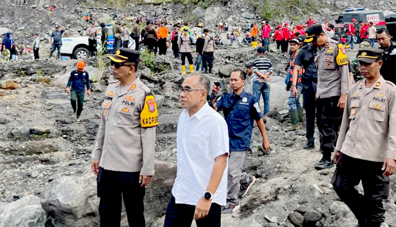 Kapolres Lumajang Tinjau Pencarian Korban Tanah Longsor di Pronojiwo