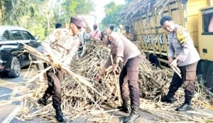 Polisi Bantu Evakuasi