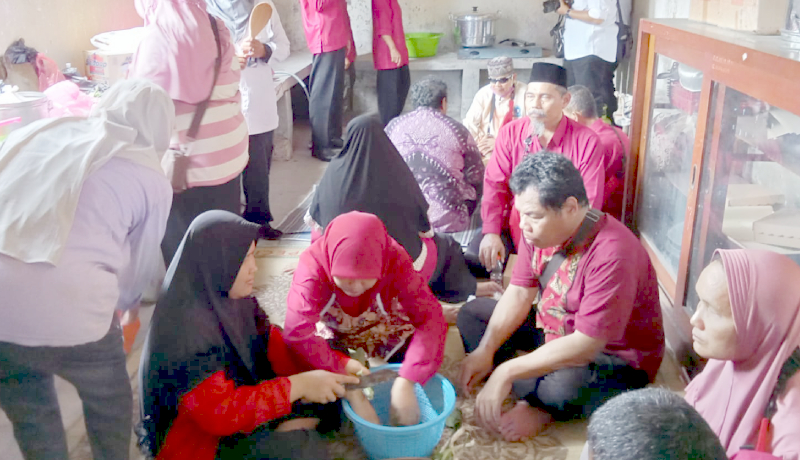 Pemkot Madiun Fasilitasi Pelatihan Memasak Nasi Bagi Penyandang Tunanetra       