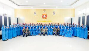 Danpuslatpurmar 3 Grati Beserta Ibu Ketua Ranting F Cabang 5 PG Kormar Berikan Jam Komandan