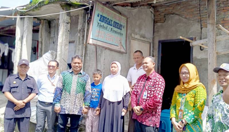 Lurah Condongcatur Dampingi Panewu Depok Salurkan Bantuan Sosial Kepada Warga