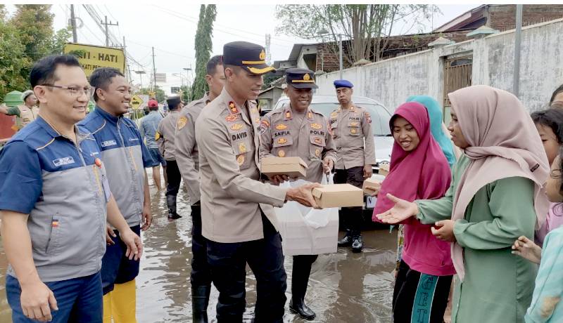 Bantuan 1.000 Nasi Kotak untuk Warga Terdampak Banjir di Pasuruan