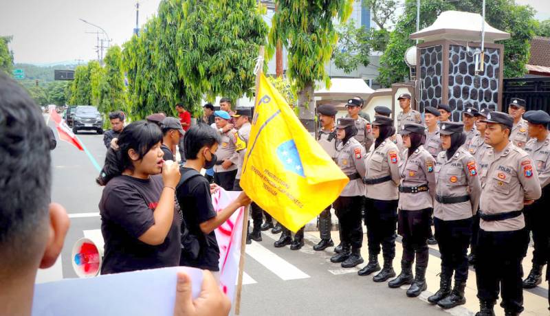 Ratusan Polisi Amankan Aksi Mahasiswa di Depan Gedung DPRD Trenggalek