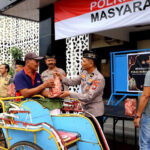 Polres Trenggalek Gandeng Jurnalis Bagikan Ratusan Paket Takjil