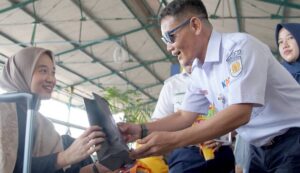 Kejutan Hari Kartini: KAI Daop 7 Madiun Apresiasi Pelanggan Wanita dengan Buket Bumbu Dapur