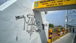 Setelah Replika Ka'bah, Kini Tembok Jembatan Gantung Patihan Kota Madiun Jadi Sasaran Vandalisme