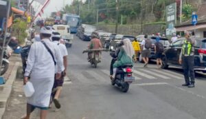 Satlantas Polres Lumajang Amankan Arus Lalu Lintas Piodalan di Pura Mandhara Giri